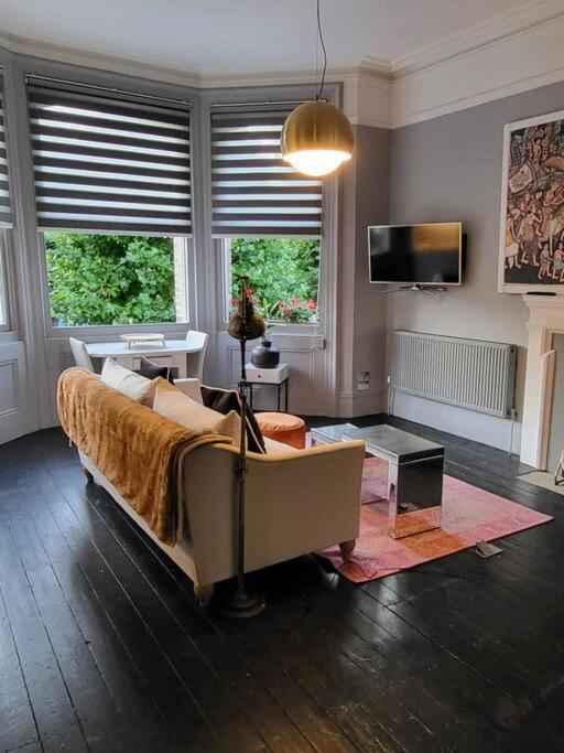 9 Modern Classic - Spacious One Bed - Great Location - Free Onsite Parking - Comfy Bed Apartment Hove